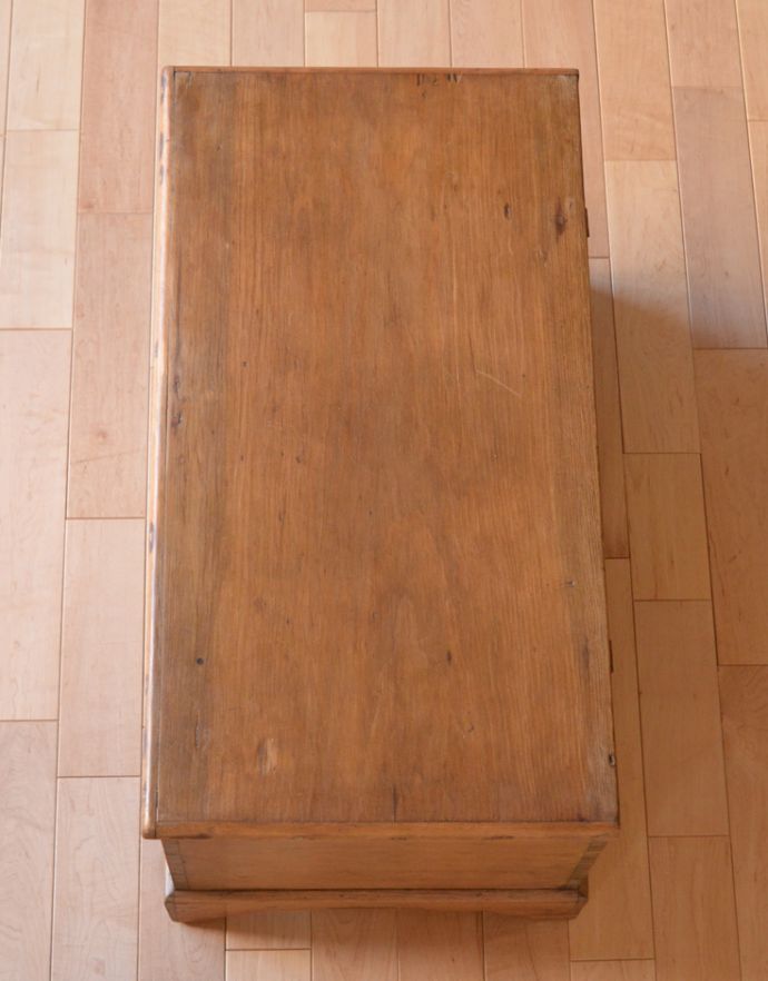 ブランケットボックス・収納ボックス アンティーク家具 ナチュラルなパイン材のアンティーク家具、イギリスのブランケットボックス。天板もキレイな状態です。(z-013-f)