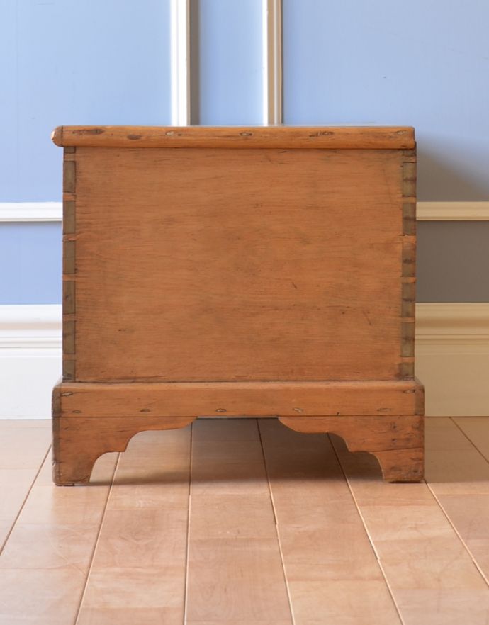 ブランケットボックス・収納ボックス アンティーク家具 ナチュラルなパイン材のアンティーク家具、イギリスのブランケットボックス。サイドから見てもキレイです!アンティークは新品ではないので、経年変化によるキズはありますが、専門の職人によって目立たないようにキレイにお直しをしています。(z-013-f)