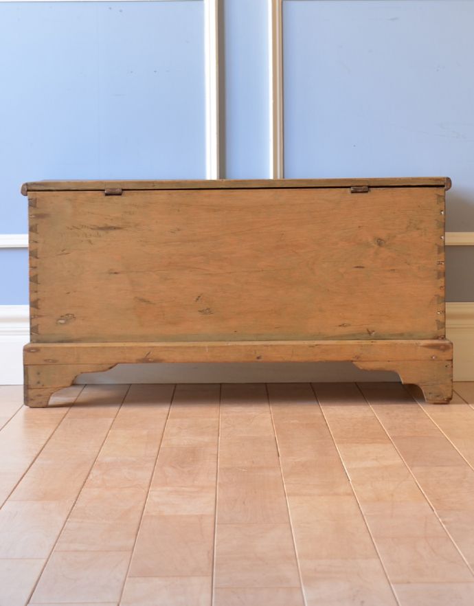 ブランケットボックス・収納ボックス アンティーク家具 ナチュラルなパイン材のアンティーク家具、イギリスのブランケットボックス。きちんとメンテナンスしてあるので、裏側もキレイです。(z-013-f)