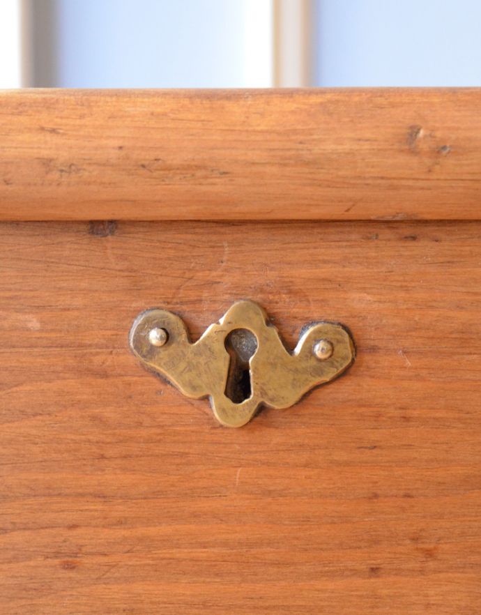 ブランケットボックス・収納ボックス アンティーク家具 ナチュラルなパイン材のアンティーク家具、イギリスのブランケットボックス。鍵はありませんが、鍵穴が付いていました。(z-013-f)