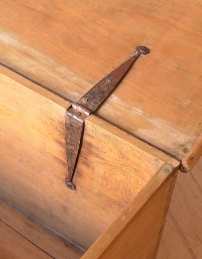 ブランケットボックス・収納ボックス アンティーク家具 ナチュラルなパイン材のアンティーク家具、イギリスのブランケットボックス。蓋と箱は金具で固定されています。(z-013-f)