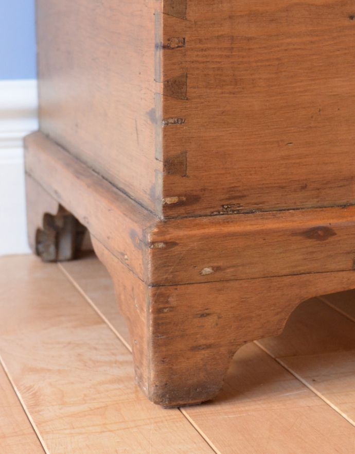 ブランケットボックス・収納ボックス アンティーク家具 ナチュラルなパイン材のアンティーク家具、イギリスのブランケットボックス。安定感のある脚です。(z-013-f)