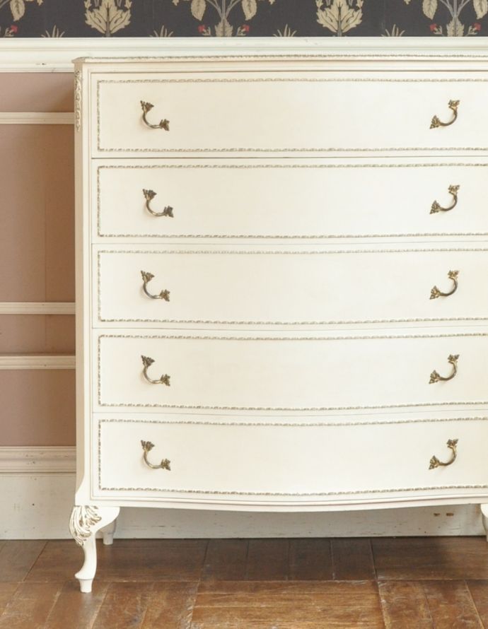 アンティークのチェスト　アンティーク家具　ドレッシーなアンティークのフレンチ家具、5杯引き出しのチェスト。引き出しが５杯あるので、細々したものを収納できます。(z-014-f)