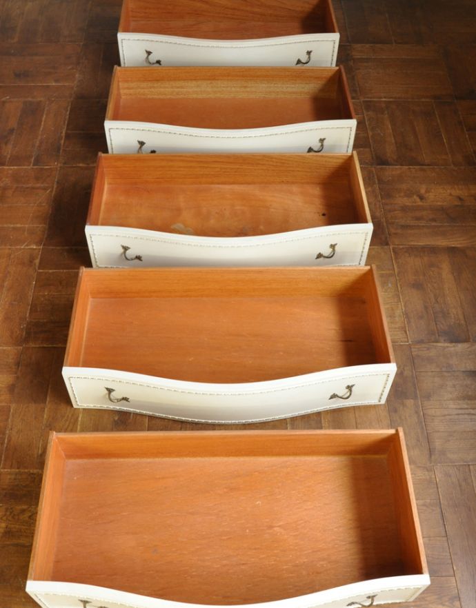 アンティークのチェスト　アンティーク家具　ドレッシーなアンティークのフレンチ家具、5杯引き出しのチェスト。引き出しは全部で5杯です。(z-014-f)