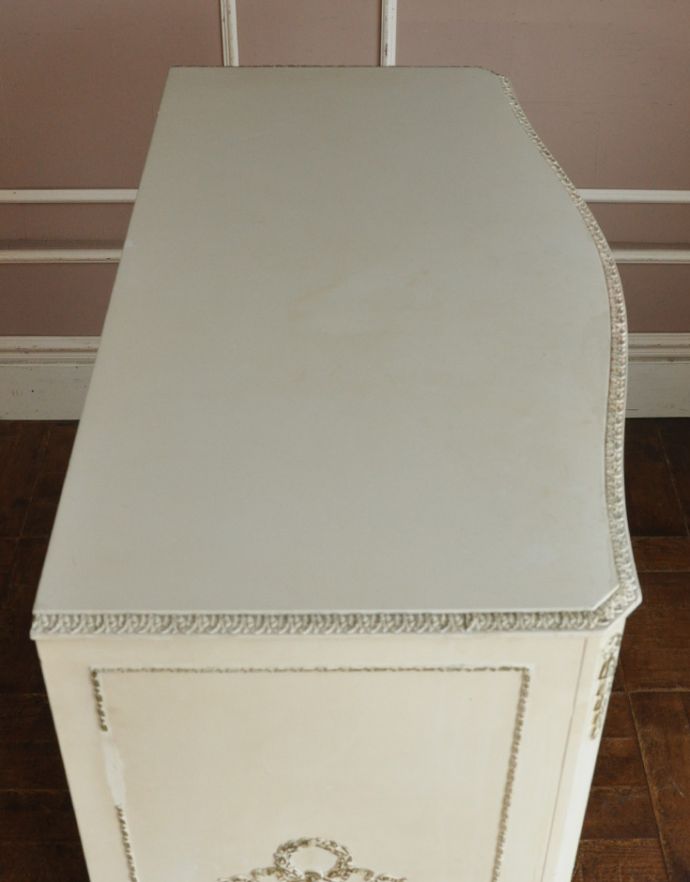 アンティークのチェスト　アンティーク家具　ドレッシーなアンティークのフレンチ家具、5杯引き出しのチェスト。天板もとてもキレイにペイントされています。(z-014-f)