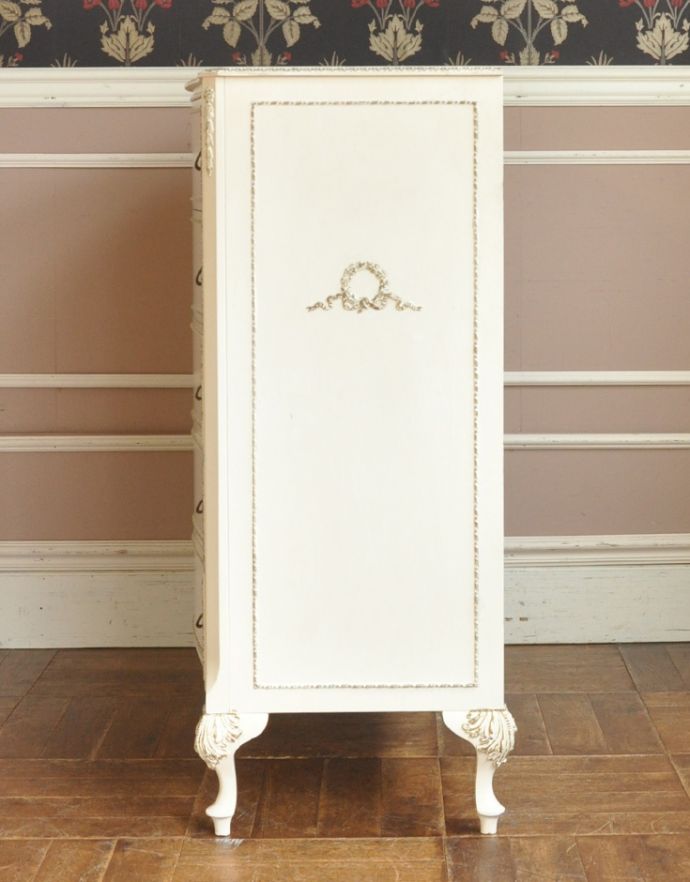 アンティークのチェスト　アンティーク家具　ドレッシーなアンティークのフレンチ家具、5杯引き出しのチェスト。サイドにも可愛い飾り。(z-014-f)