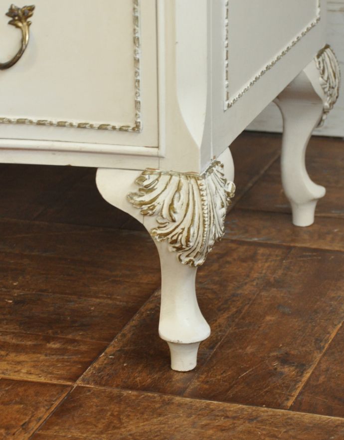 アンティークのチェスト　アンティーク家具　ドレッシーなアンティークのフレンチ家具、5杯引き出しのチェスト。美しい飾りが入っている脚です。(z-014-f)