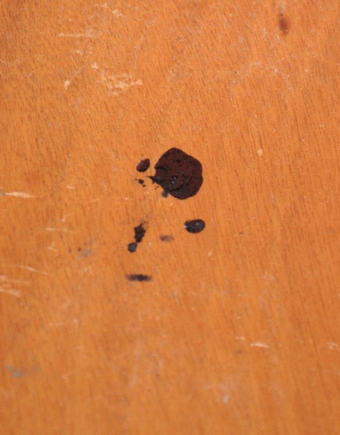 アンティークのチェスト　アンティーク家具　ドレッシーなアンティークのフレンチ家具、5杯引き出しのチェスト。引き出しの中の写真です。(z-014-f)