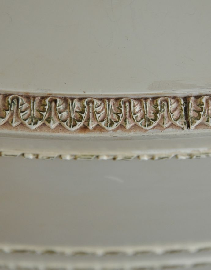 アンティークのチェスト　アンティーク家具　ドレッシーなアンティークのフレンチ家具、5杯引き出しのチェスト。アンティークは新品ではないので、経年変化によるキズはありますが、専門の職人によって目立たないようにキレイにお直しをしています。(z-014-f)