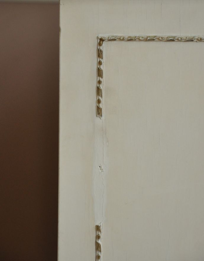 アンティークのチェスト　アンティーク家具　ドレッシーなアンティークのフレンチ家具、5杯引き出しのチェスト。サイドの装飾の写真です。(z-014-f)