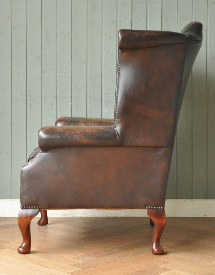 チェスターフィールド　アンティーク チェア　ヴィンテージの革張りソファ、カッコいいウィングバックチェア（１P）。高級感漂う一脚。(z-015-c)