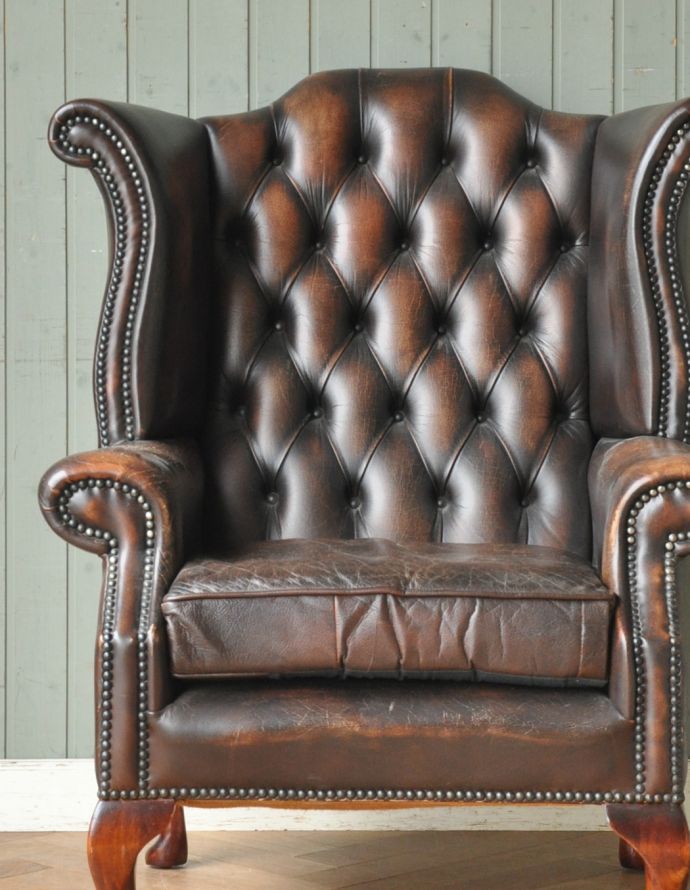 チェスターフィールド　アンティーク チェア　ヴィンテージの革張りソファ、カッコいいウィングバックチェア（１P）。後ろ姿です。(z-015-c)