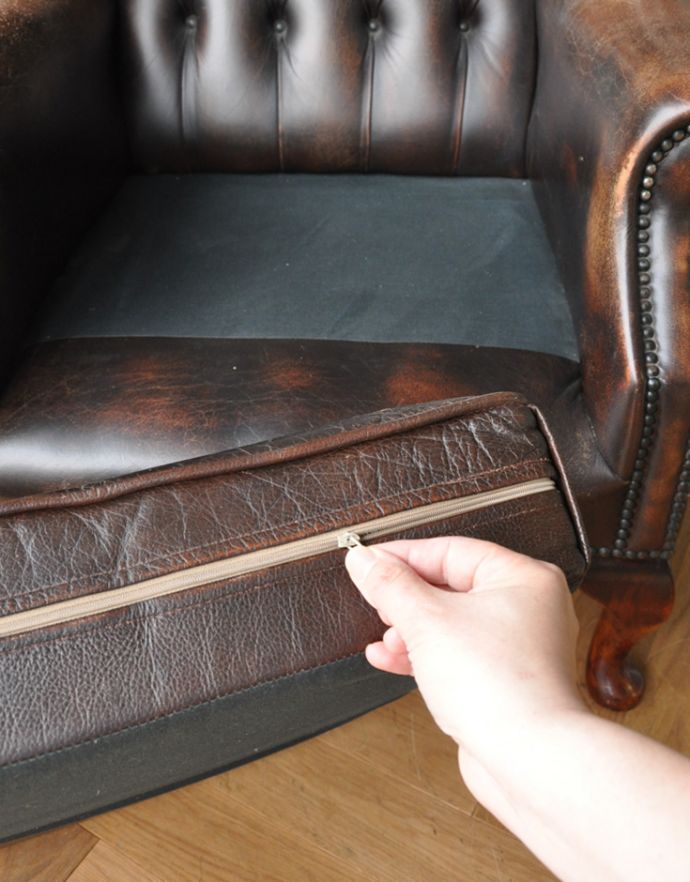 チェスターフィールド　アンティーク チェア　ヴィンテージの革張りソファ、カッコいいウィングバックチェア（１P）。座クッションのにはジッパーが付いています。(z-015-c)