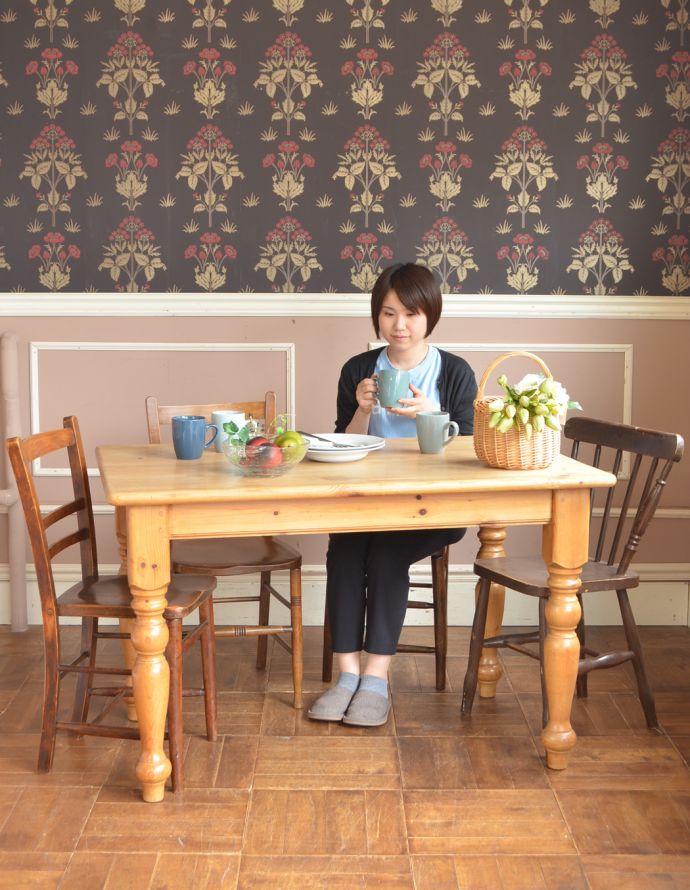 ロイドテーブル　アンティーク家具　イギリスのナチュラルなアンティーク家具、脚の彫りが可愛いパイン材のダイニングテーブル。２人でお使い頂くとちょうどいいサイズです。(z-017-f)