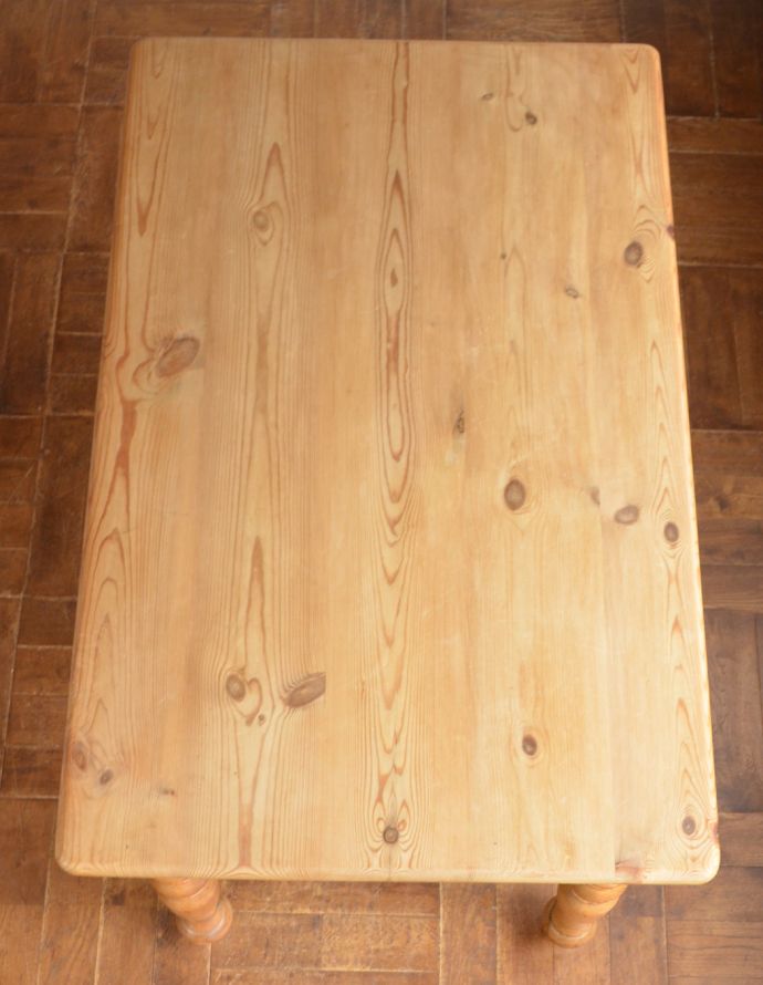 ロイドテーブル　アンティーク家具　イギリスのナチュラルなアンティーク家具、脚の彫りが可愛いパイン材のダイニングテーブル。パインの木目が可愛いテーブル。(z-017-f)