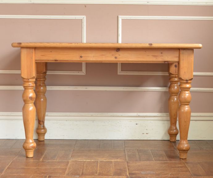 ロイドテーブル　アンティーク家具　イギリスのナチュラルなアンティーク家具、脚の彫りが可愛いパイン材のダイニングテーブル。頑丈な造りのテーブルなので末永くお使い頂けます。(z-017-f)