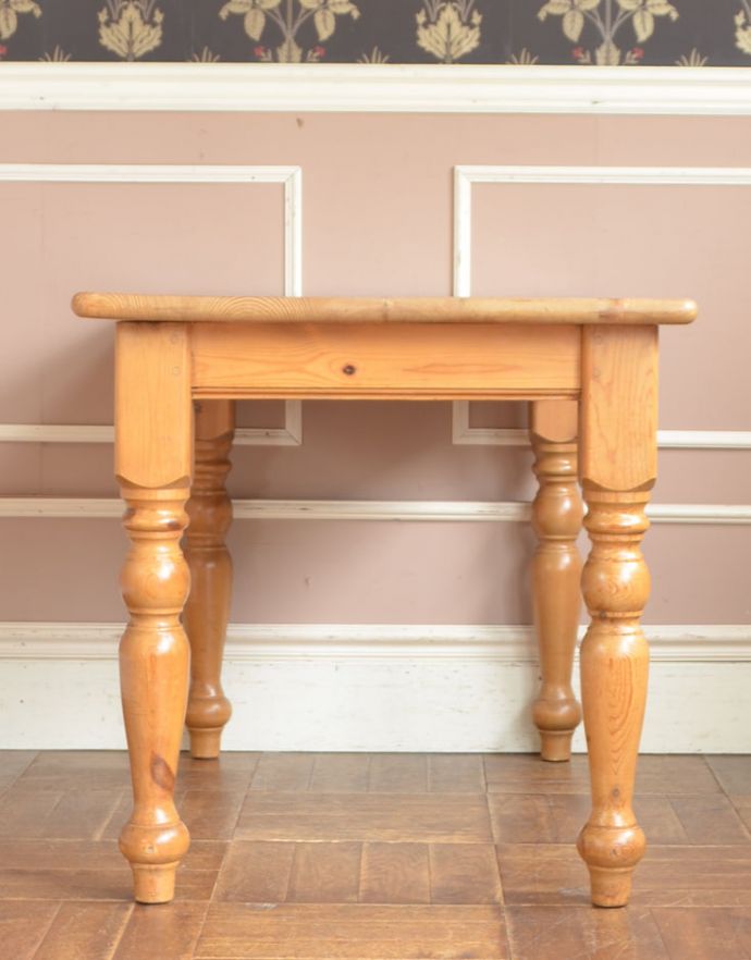 ロイドテーブル　アンティーク家具　イギリスのナチュラルなアンティーク家具、脚の彫りが可愛いパイン材のダイニングテーブル。幕板があるので可愛らしくナチュラルな印象。(z-017-f)