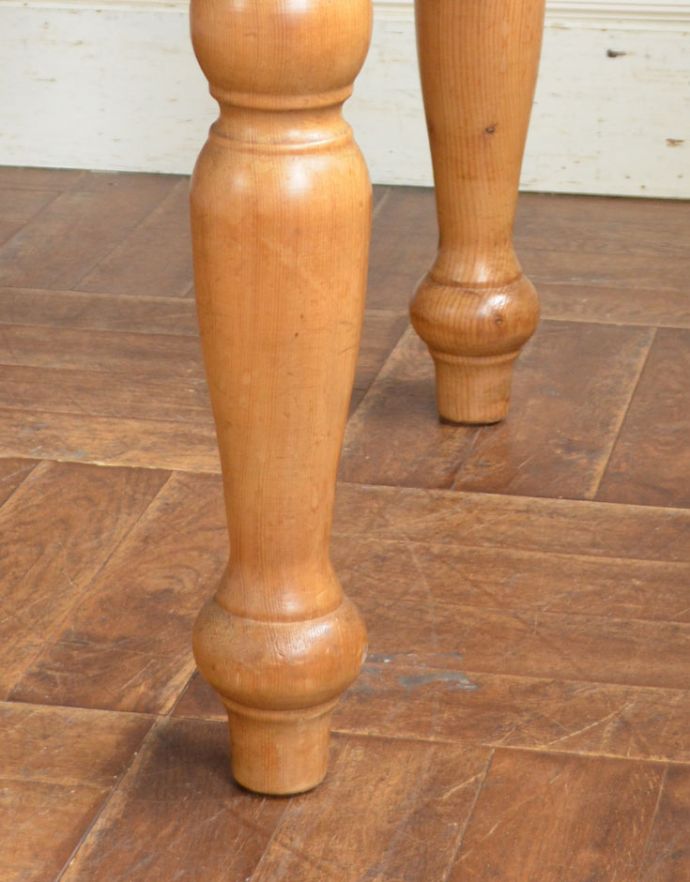 ロイドテーブル　アンティーク家具　イギリスのナチュラルなアンティーク家具、脚の彫りが可愛いパイン材のダイニングテーブル。玉ねぎ形の脚が可愛いです。(z-017-f)