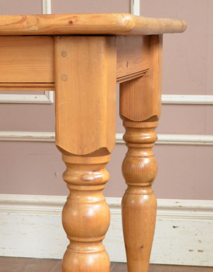 ロイドテーブル　アンティーク家具　イギリスのナチュラルなアンティーク家具、脚の彫りが可愛いパイン材のダイニングテーブル。脚にもしっかりと装飾が入って素敵。(z-017-f)