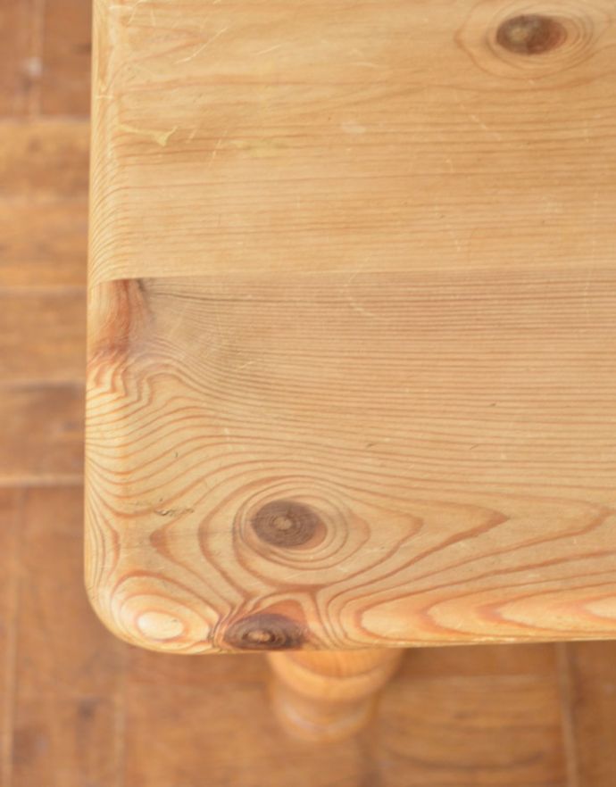 ロイドテーブル　アンティーク家具　イギリスのナチュラルなアンティーク家具、脚の彫りが可愛いパイン材のダイニングテーブル。丸みのある柔らかい天板なので、小さいお子さまがいても安心です。(z-017-f)