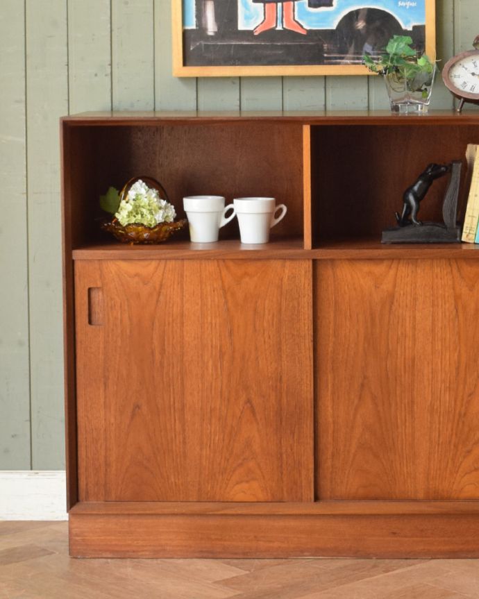 アンティークのキャビネット　アンティーク家具　チーク材のヴィンテージ北欧家具、引き戸式キャビネット。北欧家具のお部屋にピッタリ！男女ともに人気のシンプルでスタイリッシュなインテリアです。(z-018-f)