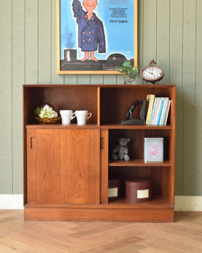 アンティークのキャビネット　アンティーク家具　チーク材のヴィンテージ北欧家具、引き戸式キャビネット。お手入れもしやすく、実用性がバッチリです。(z-018-f)