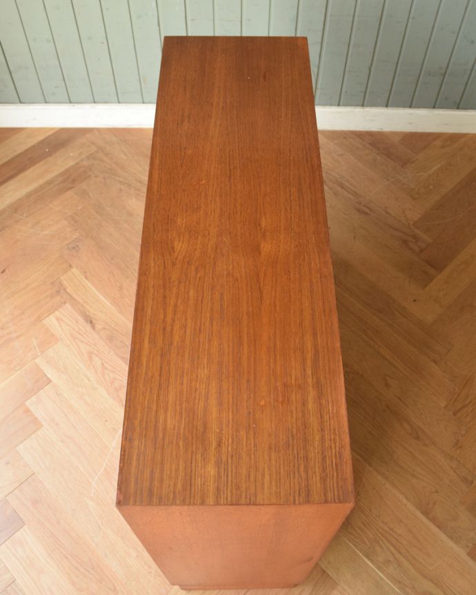 アンティークのキャビネット　アンティーク家具　チーク材のヴィンテージ北欧家具、引き戸式キャビネット。天板もとってもキレイに仕上げました。(z-018-f)