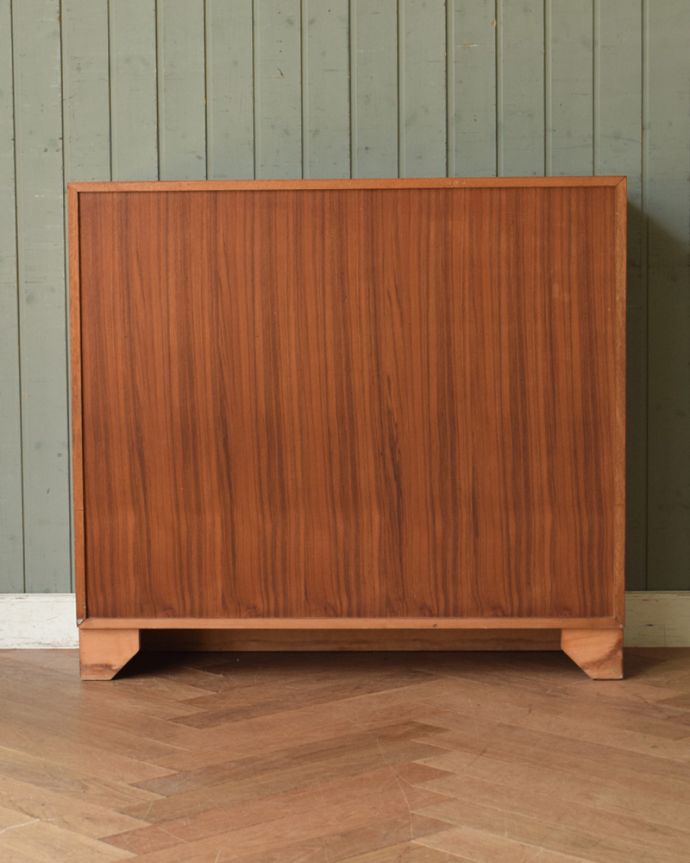 アンティークのキャビネット　アンティーク家具　チーク材のヴィンテージ北欧家具、引き戸式キャビネット。しっかりメンテナンスしてあるので、裏側もキレイな状態です。(z-018-f)