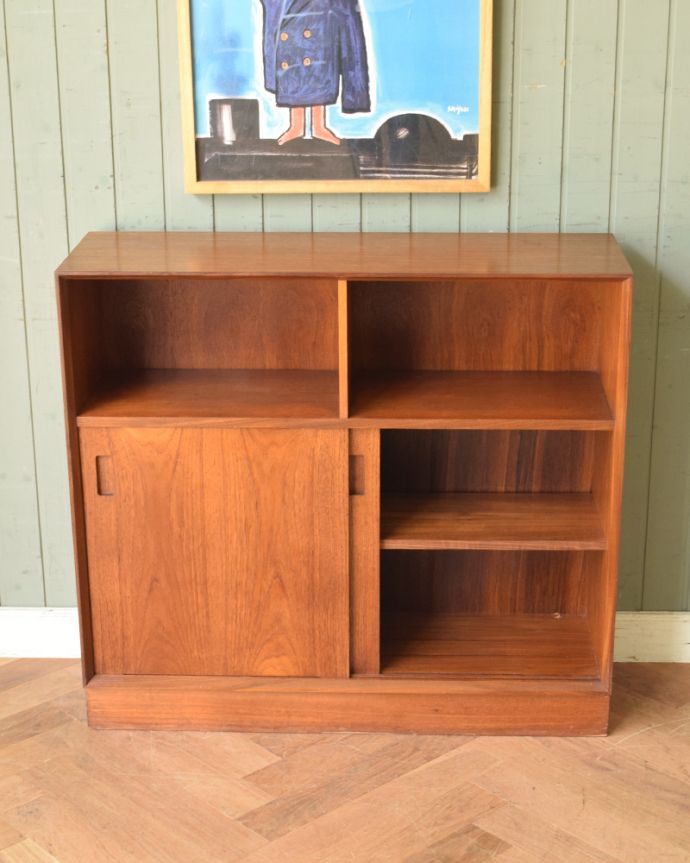 アンティークのキャビネット　アンティーク家具　チーク材のヴィンテージ北欧家具、引き戸式キャビネット。食器棚としても使いやすいですよ。(z-018-f)