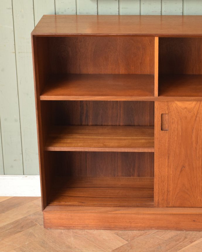 アンティークのキャビネット　アンティーク家具　チーク材のヴィンテージ北欧家具、引き戸式キャビネット。扉の中も、ボディと同じチーク材の色味で統一されています。(z-018-f)