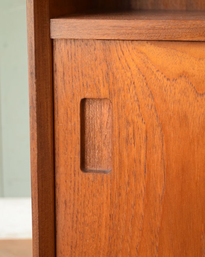 アンティークのキャビネット　アンティーク家具　チーク材のヴィンテージ北欧家具、引き戸式キャビネット。引き戸式の扉は、彫り取っ手になっています。(z-018-f)