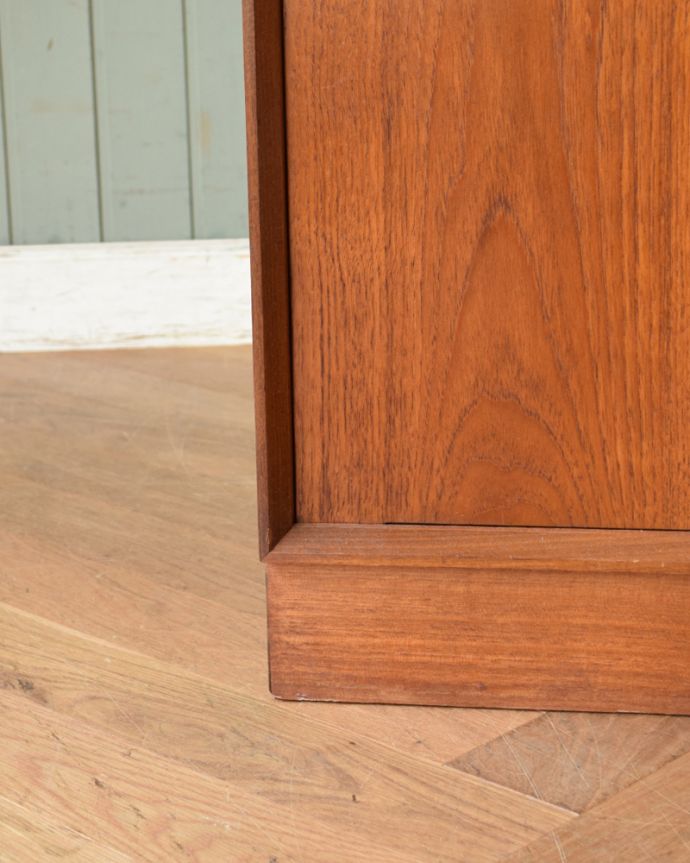 アンティークのキャビネット　アンティーク家具　チーク材のヴィンテージ北欧家具、引き戸式キャビネット。安定感のある脚がしっかり支えます。(z-018-f)