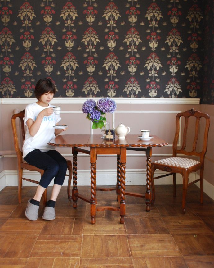 ロイドテーブル　アンティーク家具　伸張式のアンティーク英国家具、天板の縁どりも美しいゲートレッグテーブル。テーブルにしてはコンパクトなサイズです。(z-019-f)