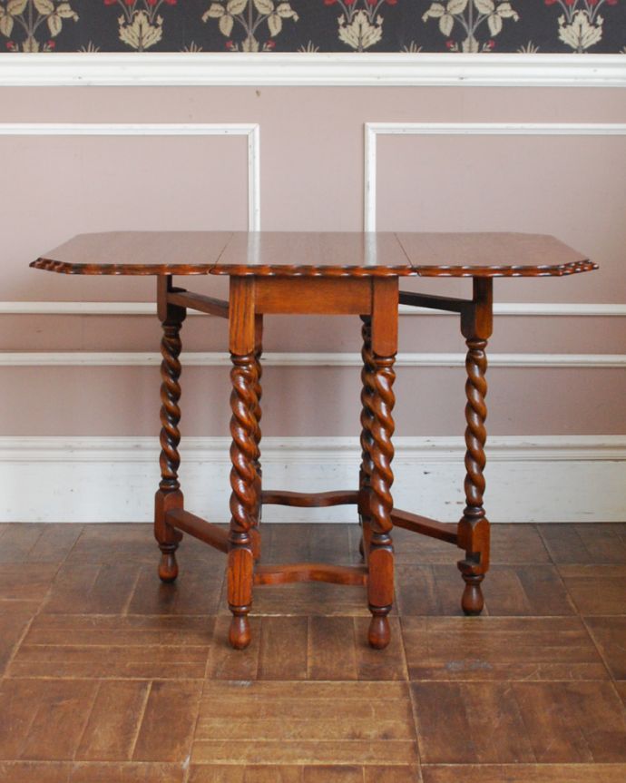ロイドテーブル　アンティーク家具　伸張式のアンティーク英国家具、天板の縁どりも美しいゲートレッグテーブル。足元のデザインが凝っていて組み脚のようになっています。(z-019-f)