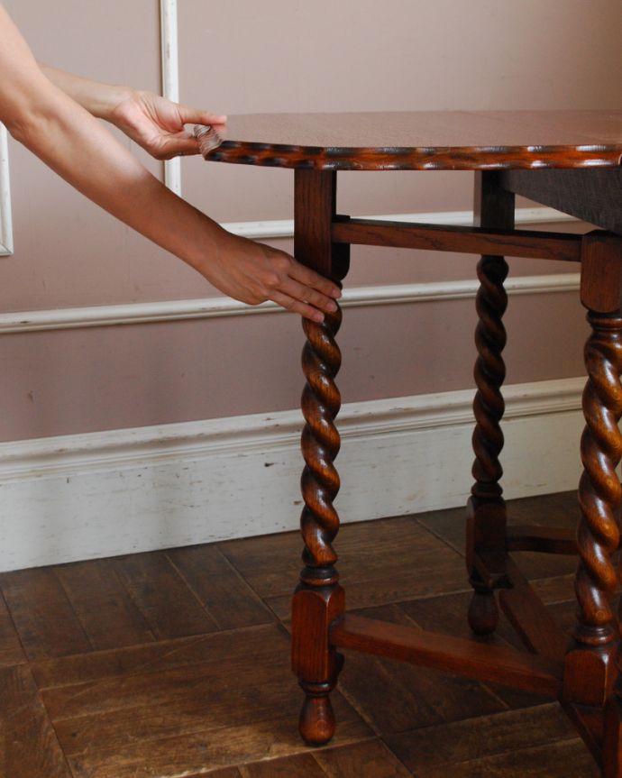 ロイドテーブル　アンティーク家具　伸張式のアンティーク英国家具、天板の縁どりも美しいゲートレッグテーブル。脚を引っ張り出すだけなので、組み立ても簡単！女性の力で大丈夫です。(z-019-f)