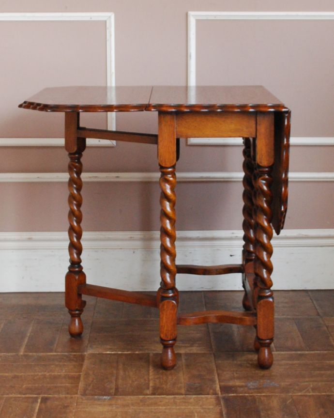 ロイドテーブル　アンティーク家具　伸張式のアンティーク英国家具、天板の縁どりも美しいゲートレッグテーブル。普段は折り曲げておいてパソコンをする時は広げて使ったり・・・。(z-019-f)