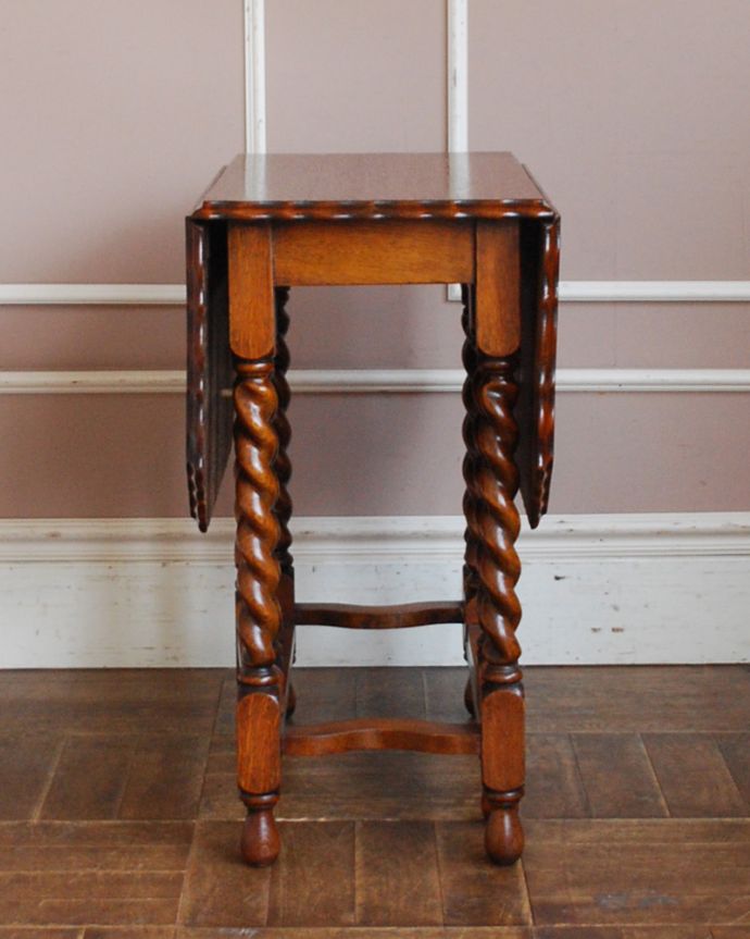 ロイドテーブル　アンティーク家具　伸張式のアンティーク英国家具、天板の縁どりも美しいゲートレッグテーブル。閉じるとこんなにコンパクトになるので、壁に付けて片付けることも可能です。(z-019-f)