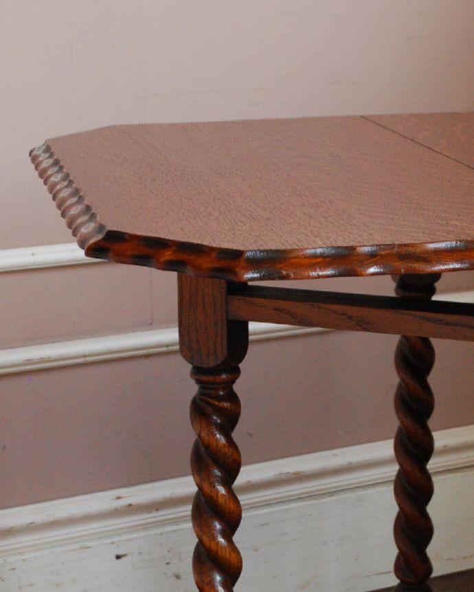 ロイドテーブル　アンティーク家具　伸張式のアンティーク英国家具、天板の縁どりも美しいゲートレッグテーブル。レースみたいな縁がとっても可愛いです。(z-019-f)