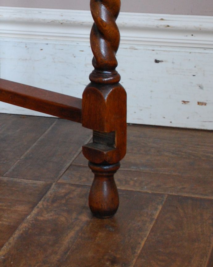 ロイドテーブル　アンティーク家具　伸張式のアンティーク英国家具、天板の縁どりも美しいゲートレッグテーブル。丸い足先が可愛いです。(z-019-f)