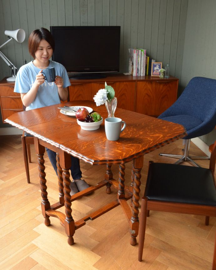 ロイドテーブル　アンティーク家具　伸張式のアンティーク英国家具、天板の縁どりも美しいゲートレッグテーブル。いろんな使い方が出来ちゃうGLT広げて使えば、ダイニングテーブルとして大活躍。(z-019-f)