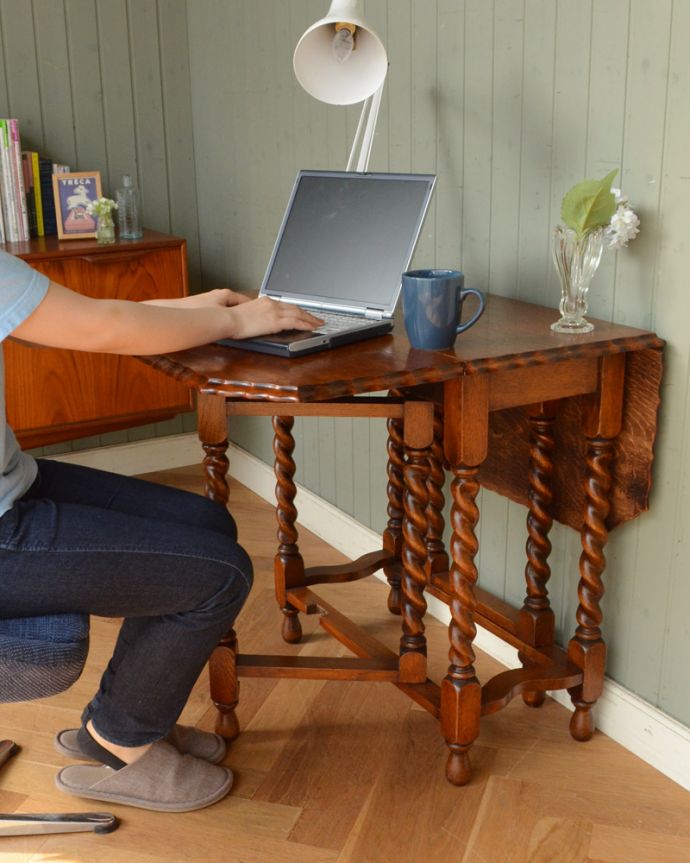 ロイドテーブル　アンティーク家具　伸張式のアンティーク英国家具、天板の縁どりも美しいゲートレッグテーブル。片方を畳めば、壁にピタッ片方を折りたたんで壁につける事ができるのも魅力。(z-019-f)