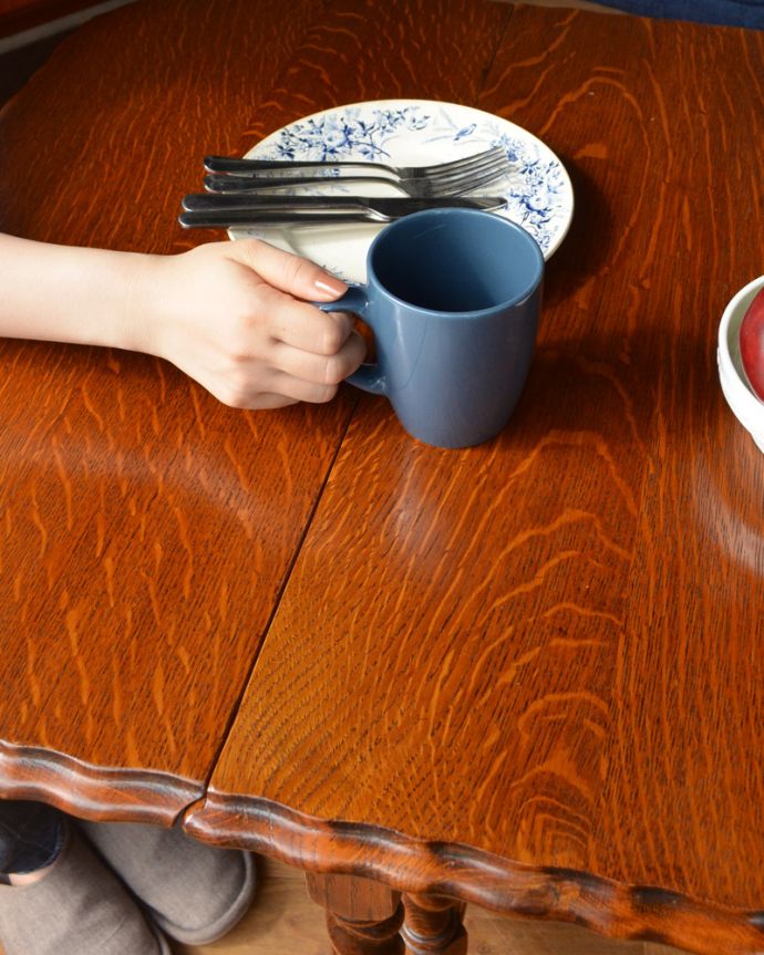 ロイドテーブル　アンティーク家具　伸張式のアンティーク英国家具、天板の縁どりも美しいゲートレッグテーブル。お茶をしたり、パソコンを置いて仕事をしたりも出来るしっかりしたキレイな天板です。(z-019-f)