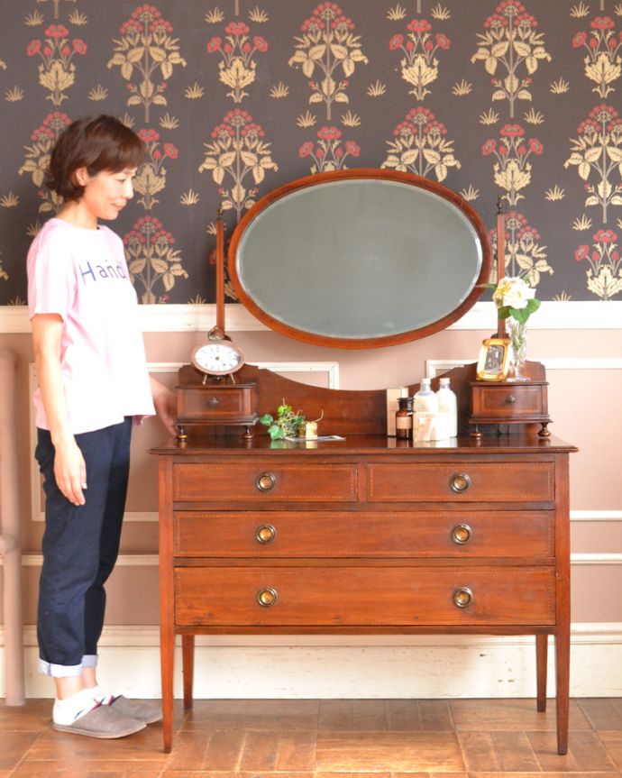 アンティークのドレッサー　アンティーク家具　英国輸入のアンティーク家具、ドレッシングチェスト（鏡台）。落ち着きと品のあるデザイン。(z-020-f)