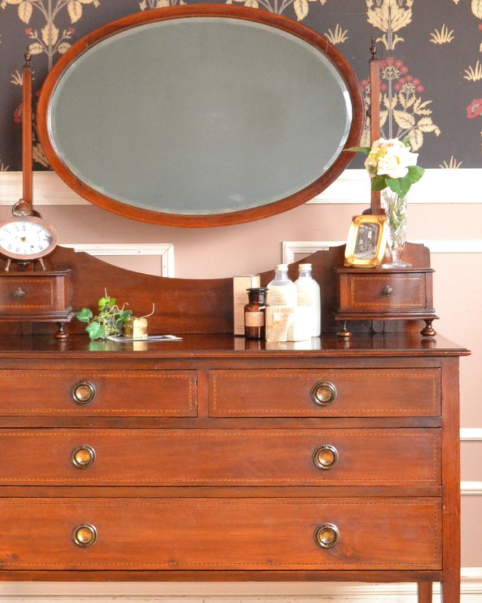 アンティークのドレッサー　アンティーク家具　英国輸入のアンティーク家具、ドレッシングチェスト（鏡台）。大きな引き出しがあるので、しっかり収納！日用品をしまっても、外見が素敵なので絵になるから嬉しい。(z-020-f)