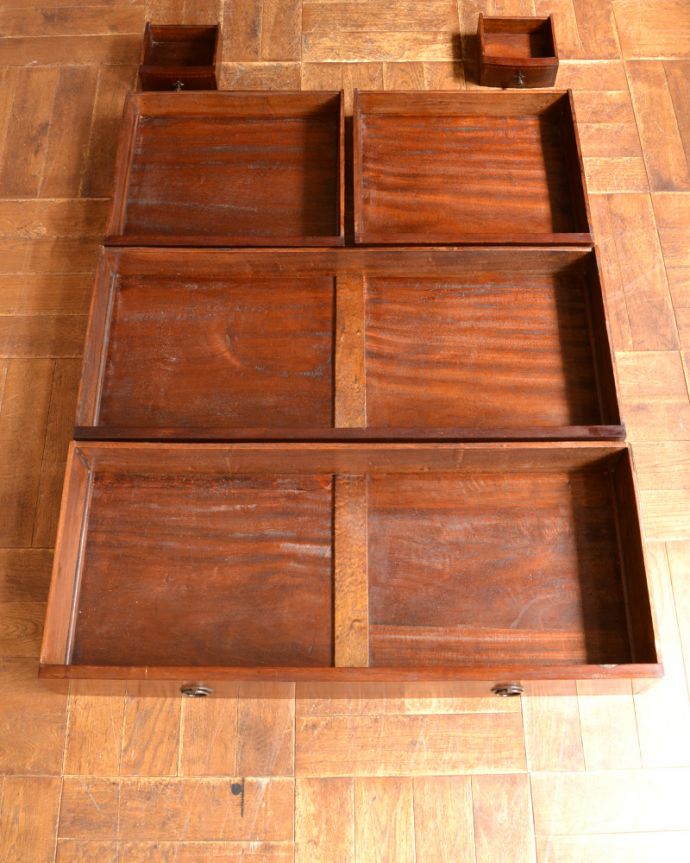 アンティークのドレッサー　アンティーク家具　英国輸入のアンティーク家具、ドレッシングチェスト（鏡台）。引き出しは６杯。(z-020-f)