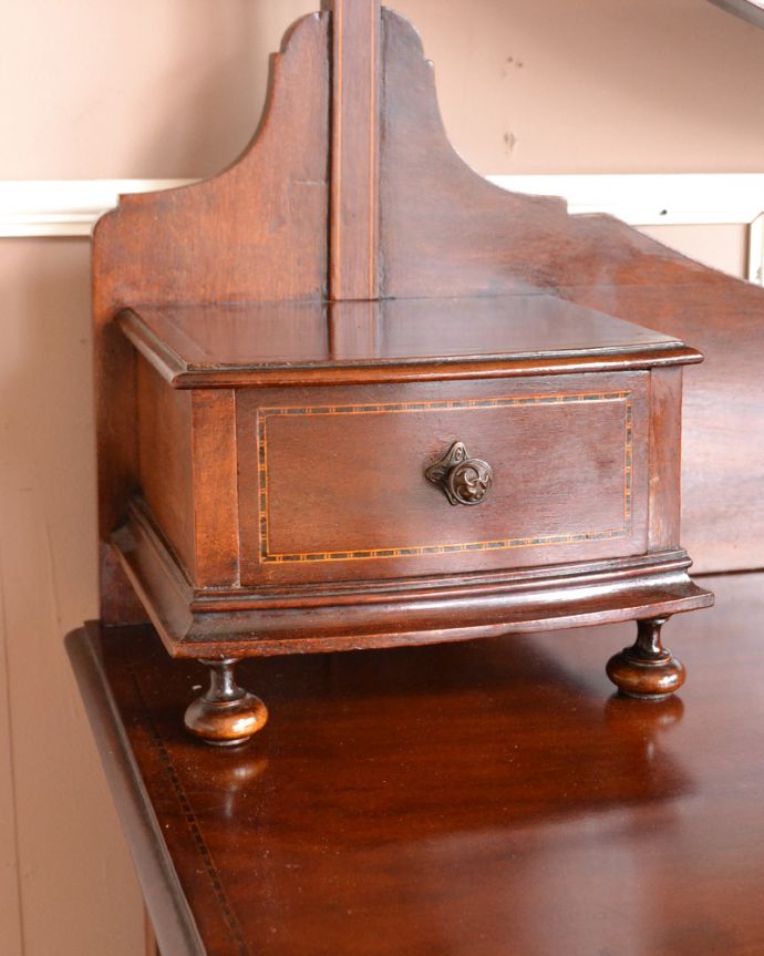 アンティークのドレッサー　アンティーク家具　英国輸入のアンティーク家具、ドレッシングチェスト（鏡台）。小さい引き出しの付いているところには、小さなが脚があります。(z-020-f)