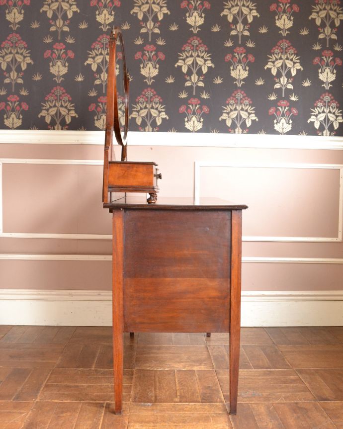 アンティークのドレッサー　アンティーク家具　英国輸入のアンティーク家具、ドレッシングチェスト（鏡台）。木製で丈夫です。(z-020-f)