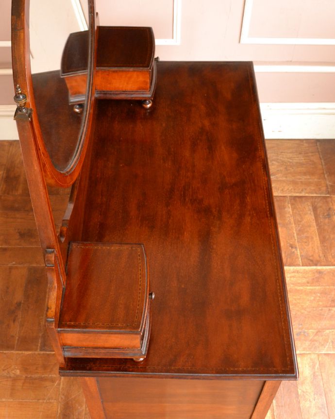 アンティークのドレッサー　アンティーク家具　英国輸入のアンティーク家具、ドレッシングチェスト（鏡台）。天板はピカピカです。(z-020-f)