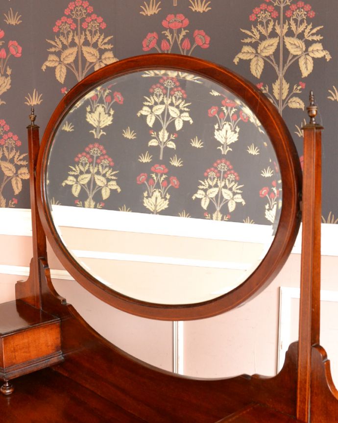 アンティークのドレッサー　アンティーク家具　英国輸入のアンティーク家具、ドレッシングチェスト（鏡台）。アンティークのミラーには美しいカッティングが入っているので高級感があります。(z-020-f)