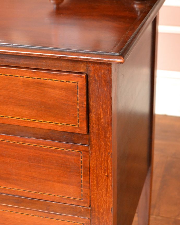 アンティークのドレッサー　アンティーク家具　英国輸入のアンティーク家具、ドレッシングチェスト（鏡台）。引き出しの縁どりの繊細な装飾は見とれる程美しいです。(z-020-f)